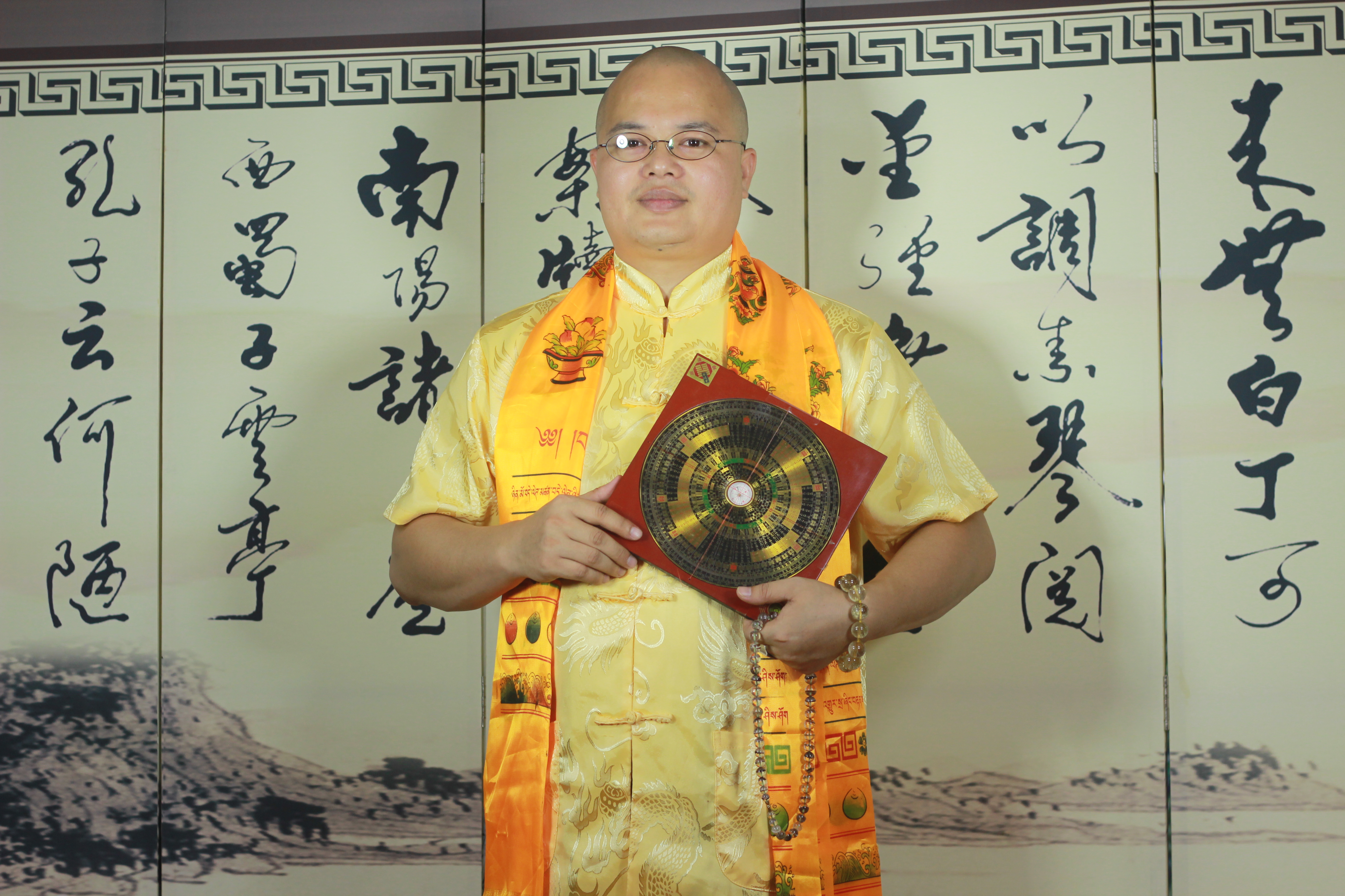 p data-id="gnavq43mcz">姜泓吉,男,著名风水大师,天星奇门风水的