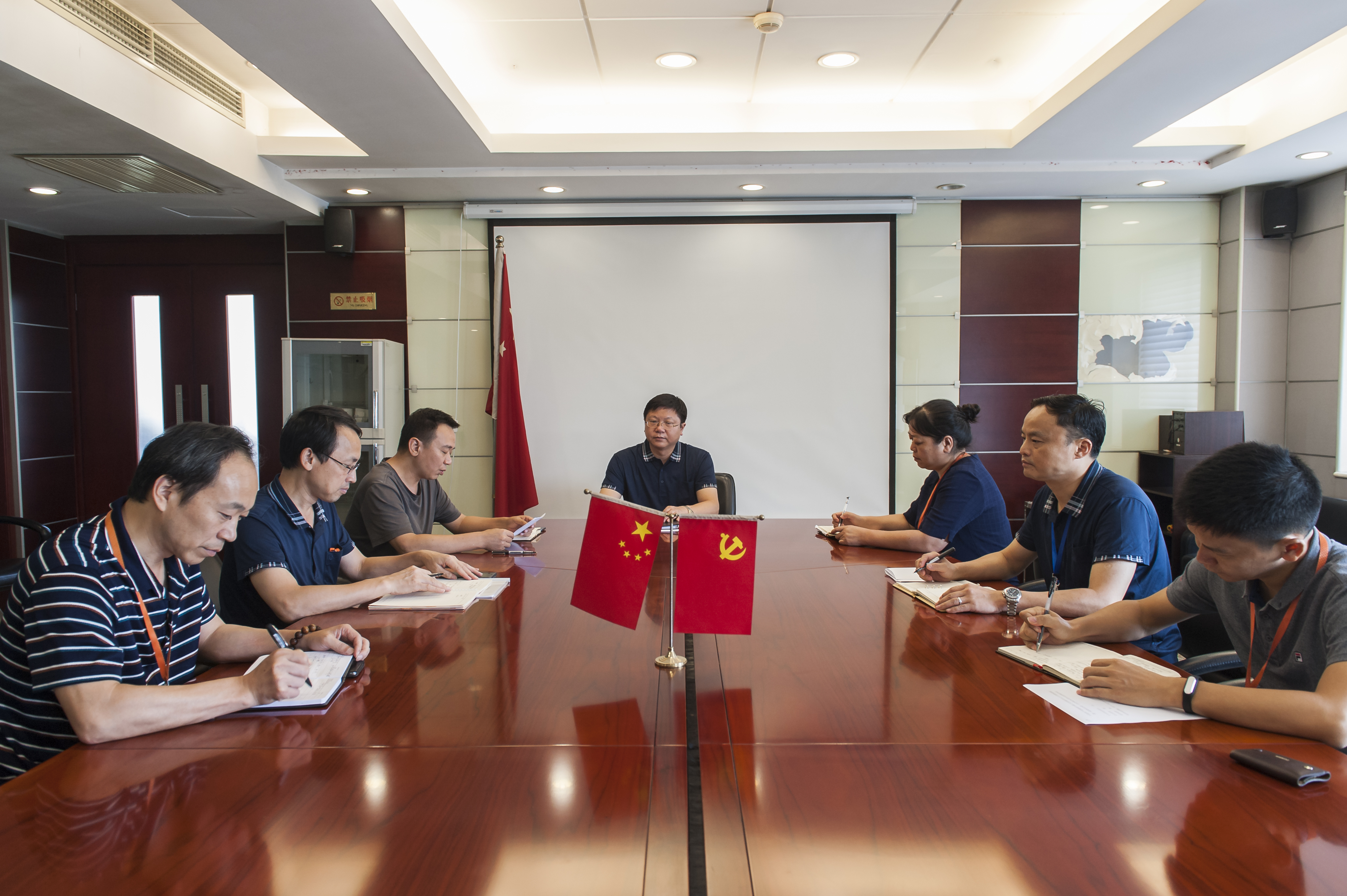 湖南中烟工业有限责任公司党组成员,副总经理,常德卷烟厂党委书记