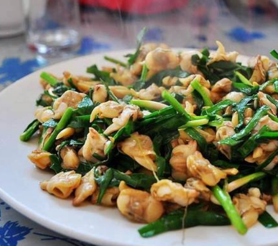  p>韭菜炒花蛤是一道由韭菜等为主要食材做成的菜品,属于家常菜. /p>