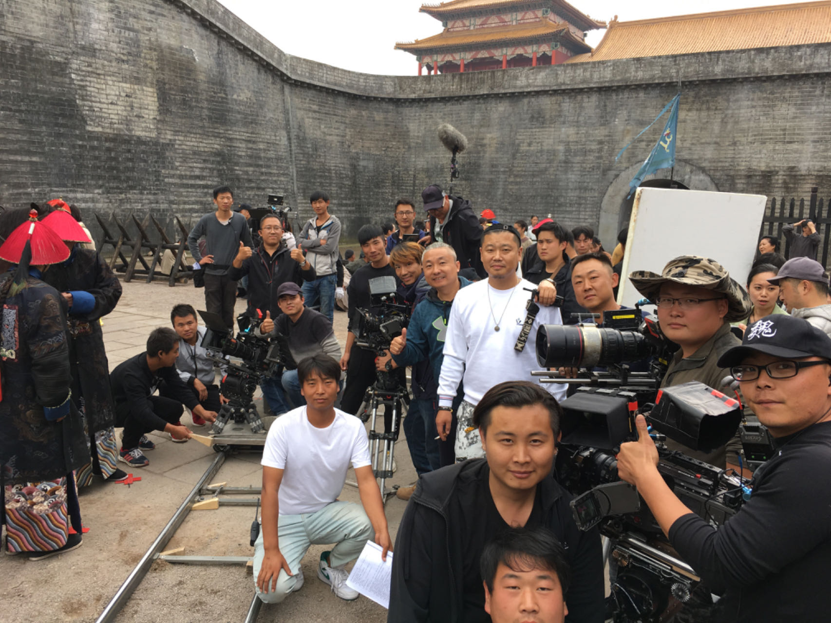data-id="gnzd9fnzcf">殷飞,男,毕业于中央戏剧学院,中国内地男导演