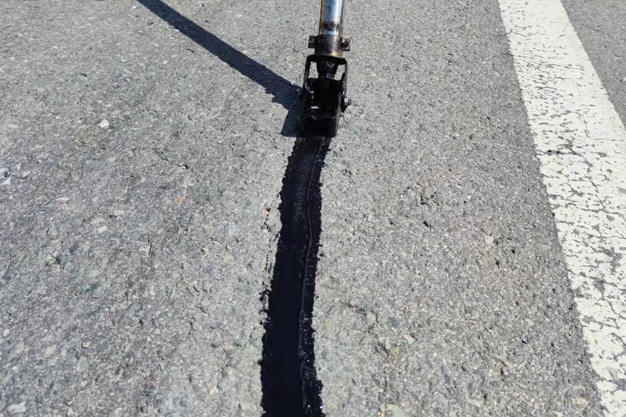  p>沥青路面灌缝技术是一种有效的预防性防护方法.