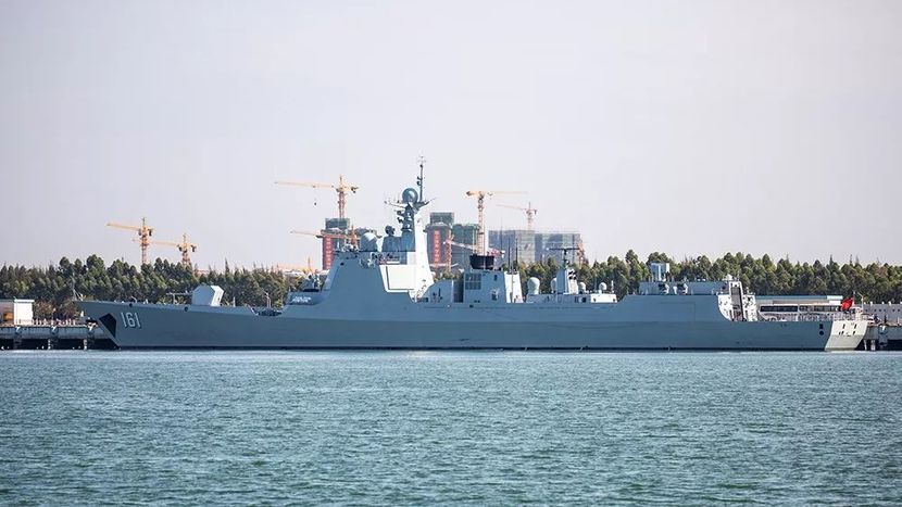  p>导弹驱逐舰呼和浩特舰,舷号161,是中国自主研究设计建造的新型导弹