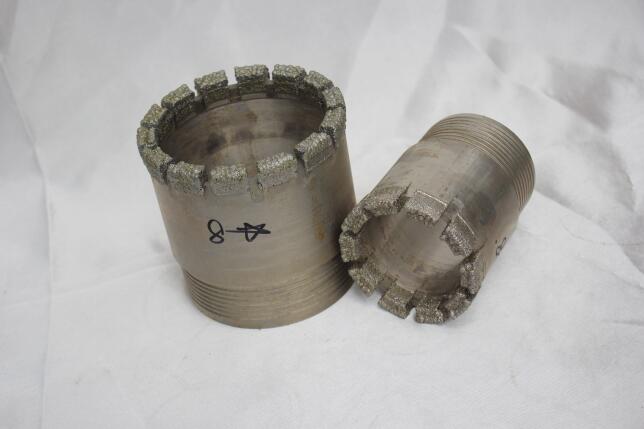  p>金刚石钻探是指用金刚石作磨料制成的钻头,以回转方式破碎孔底岩石