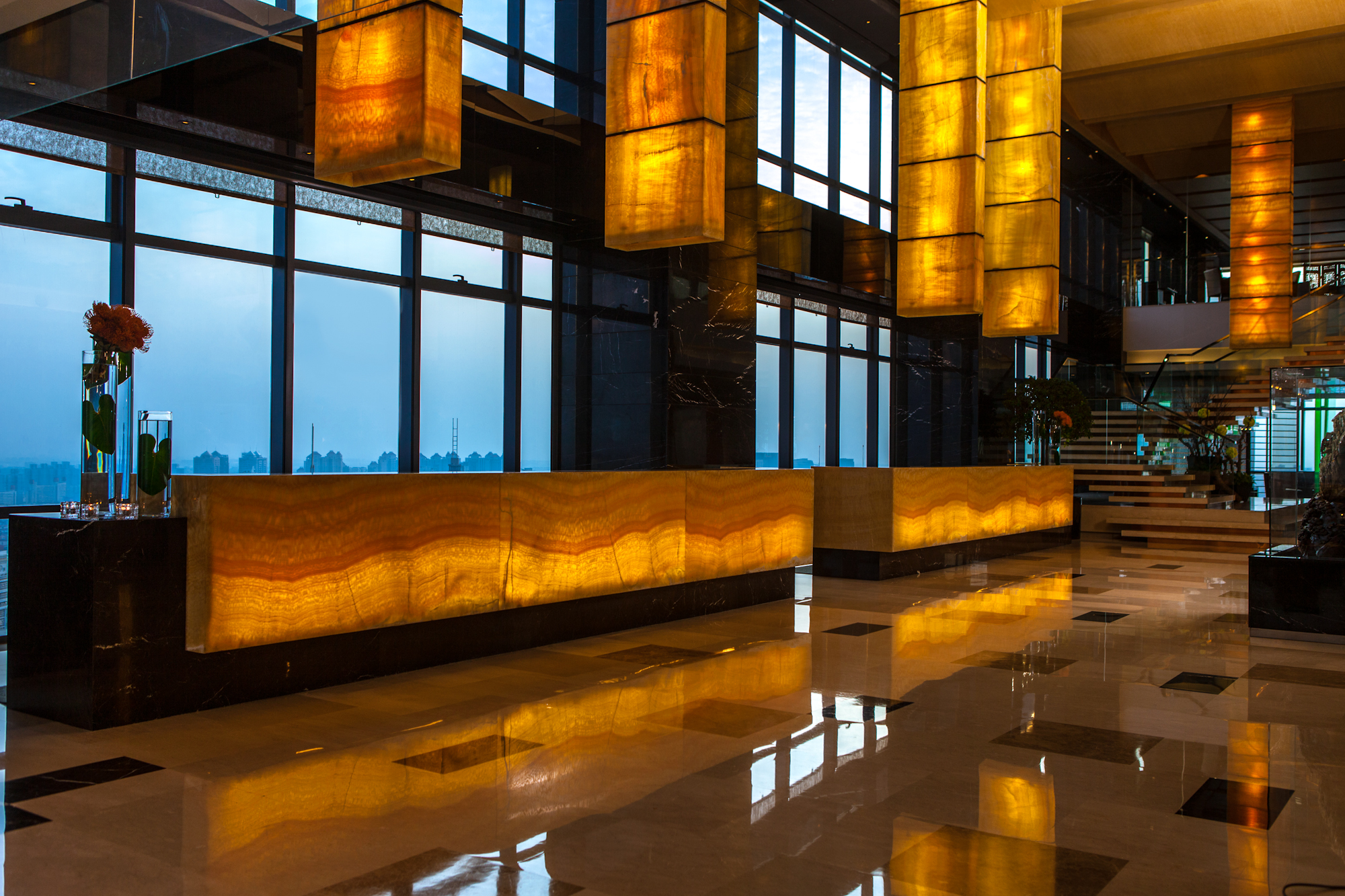  p>上海龙之梦万丽酒店拥有25楼空中大堂,各类豪华客房尽览城市景色