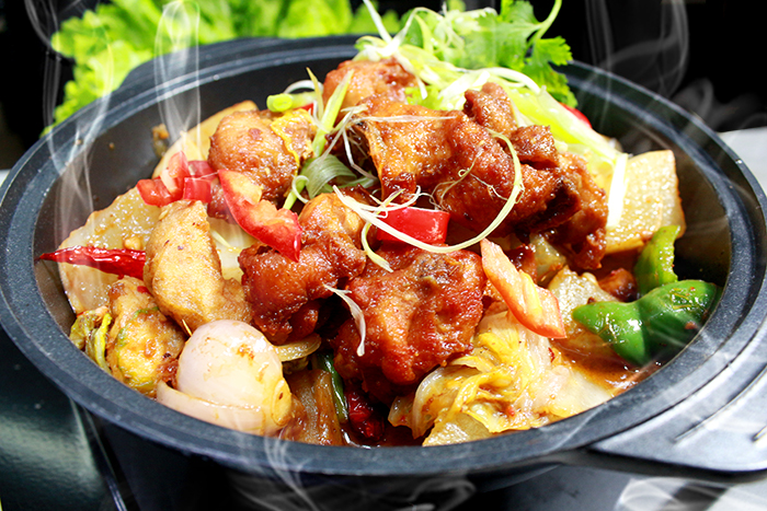  p>美味腊排煲仔饭是一款以米,腊肉,排骨为制作主料,生抽,盐,鸡粉为