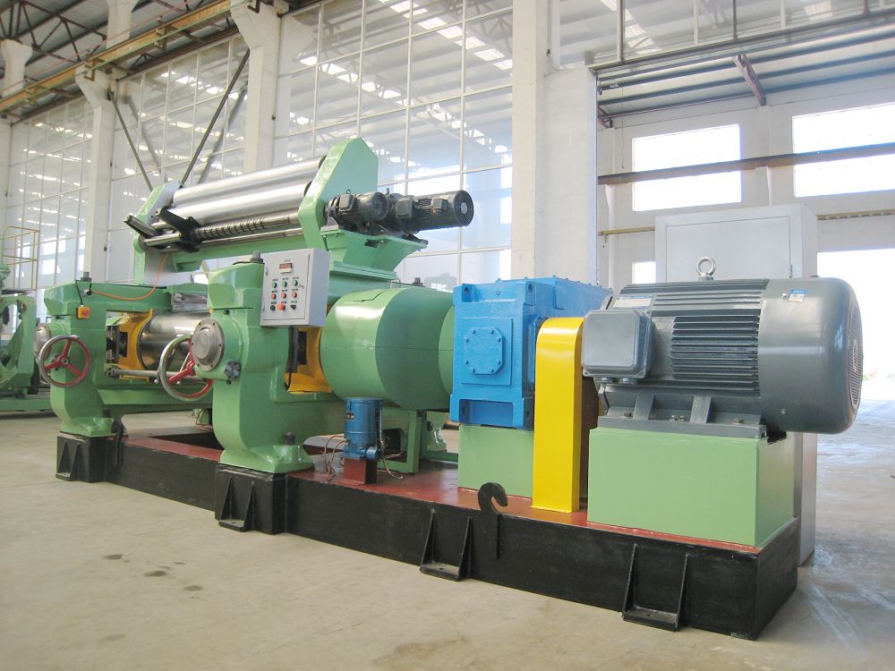  p>炼胶机分为开放式和密闭式两类.