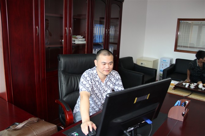 庄柏添 /b>出生于 a target="_blank" href="/item/广东省">广东省 /a