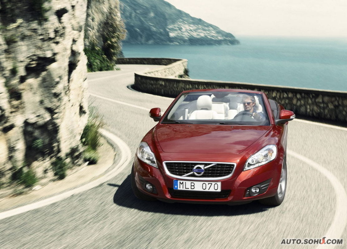 沃尔沃c70是一款可以全方位满足驾驶者多重需求的三折式硬顶四座敞篷