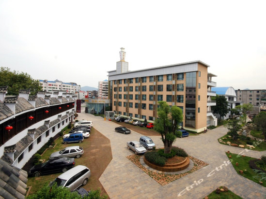  p>景德镇瓷都宾馆是一家按四星级标准设计的园林景观式休闲宾馆,位于