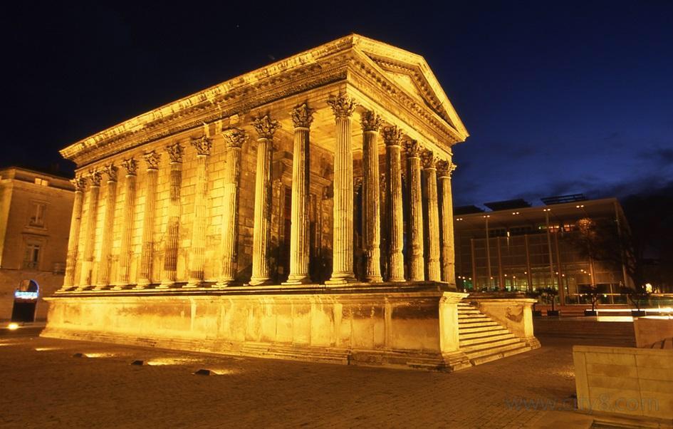 神殿三面都是空地,令这座本身已经建筑得壮丽雄伟的殿堂更添一份气势