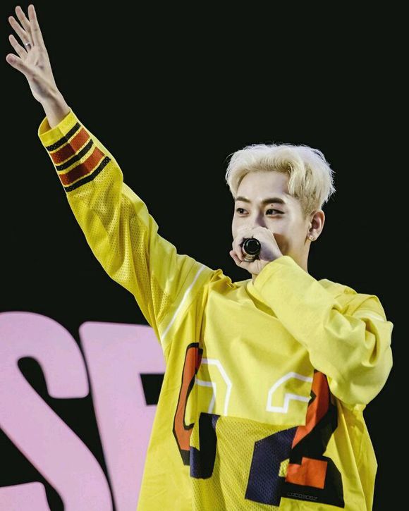  p data-id="go0gd1di9k">loco,本名权赫禹,1989年12月25日出生于韩国