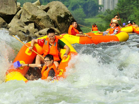  p> b>白龙峡 /b>以深山峡谷漂流为特色,全长6公里,全程总落差100米