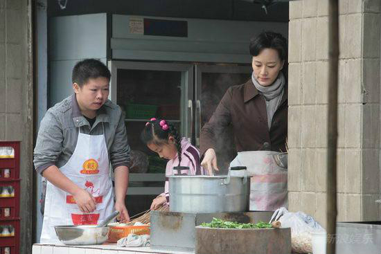  p>《一路格桑花》是由西安阳光雨人影视文化有限公司出品的电视剧, a