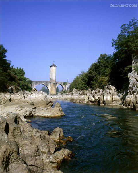  p>比利牛斯山脉(亦称庇里牛斯山脉,西班牙语作pirineos,加泰隆语作
