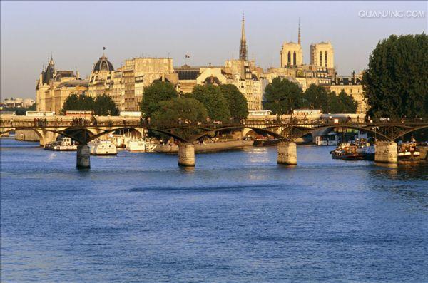  p data-id="gnx4f8atsf">塞纳河畔项目位于武汉中央活动区稀缺滨水