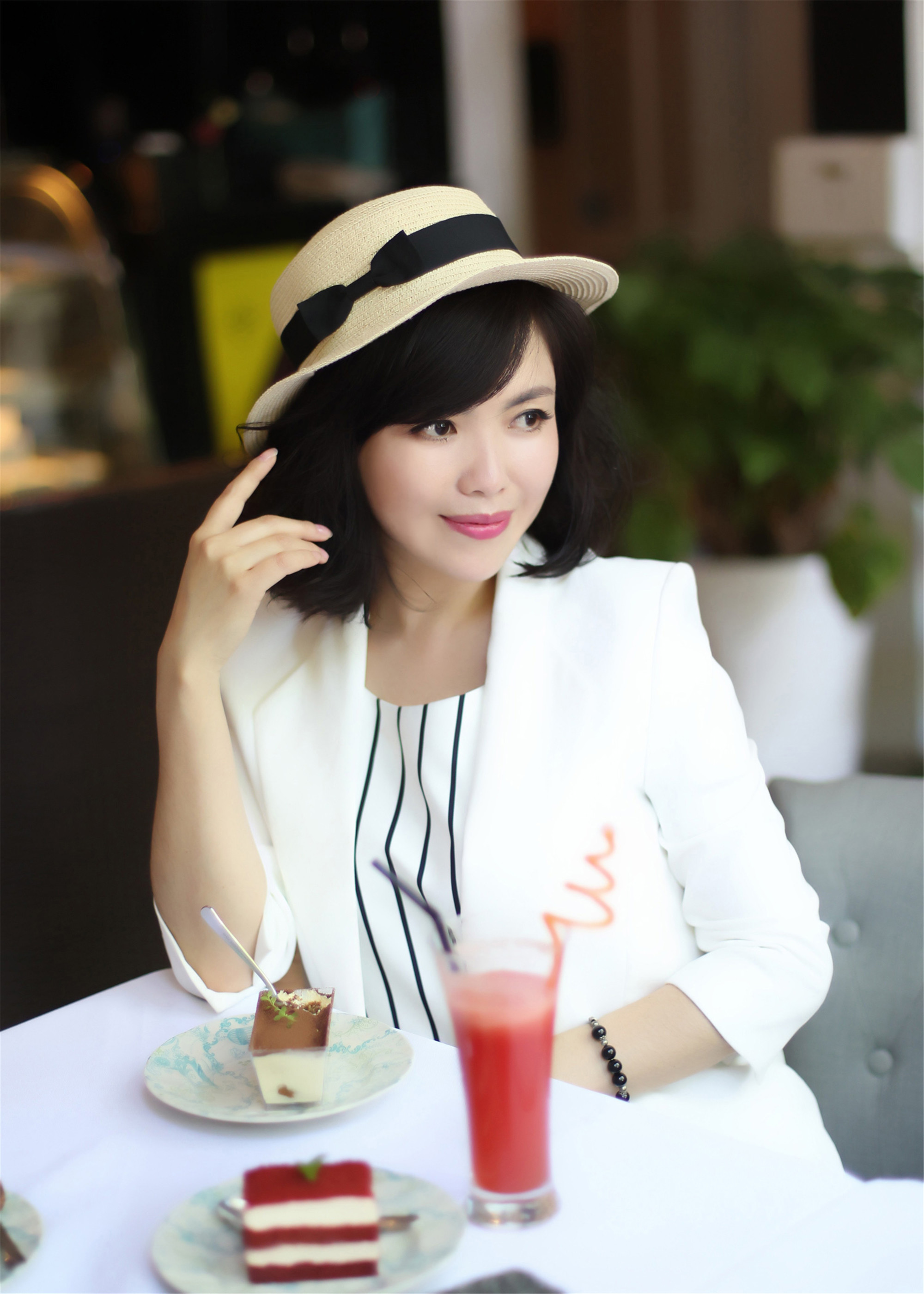 原名李楠,6月14日出生于云南临沧,中国内地女演员,毕业于 a target="