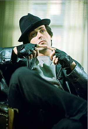  p>洛奇·巴尔博亚,美国电影《洛奇》系列的主角,业余拳击手出身,凭借