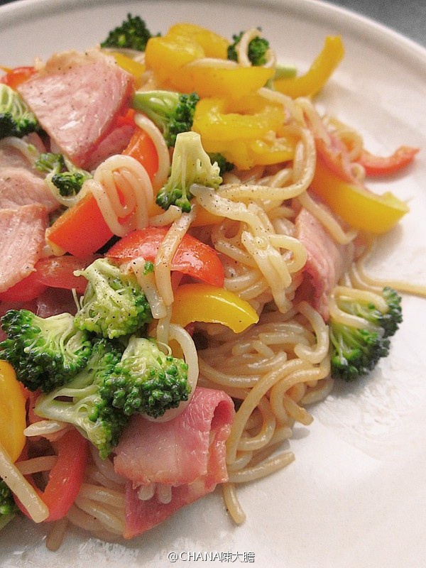 鲜蔬培根炒面