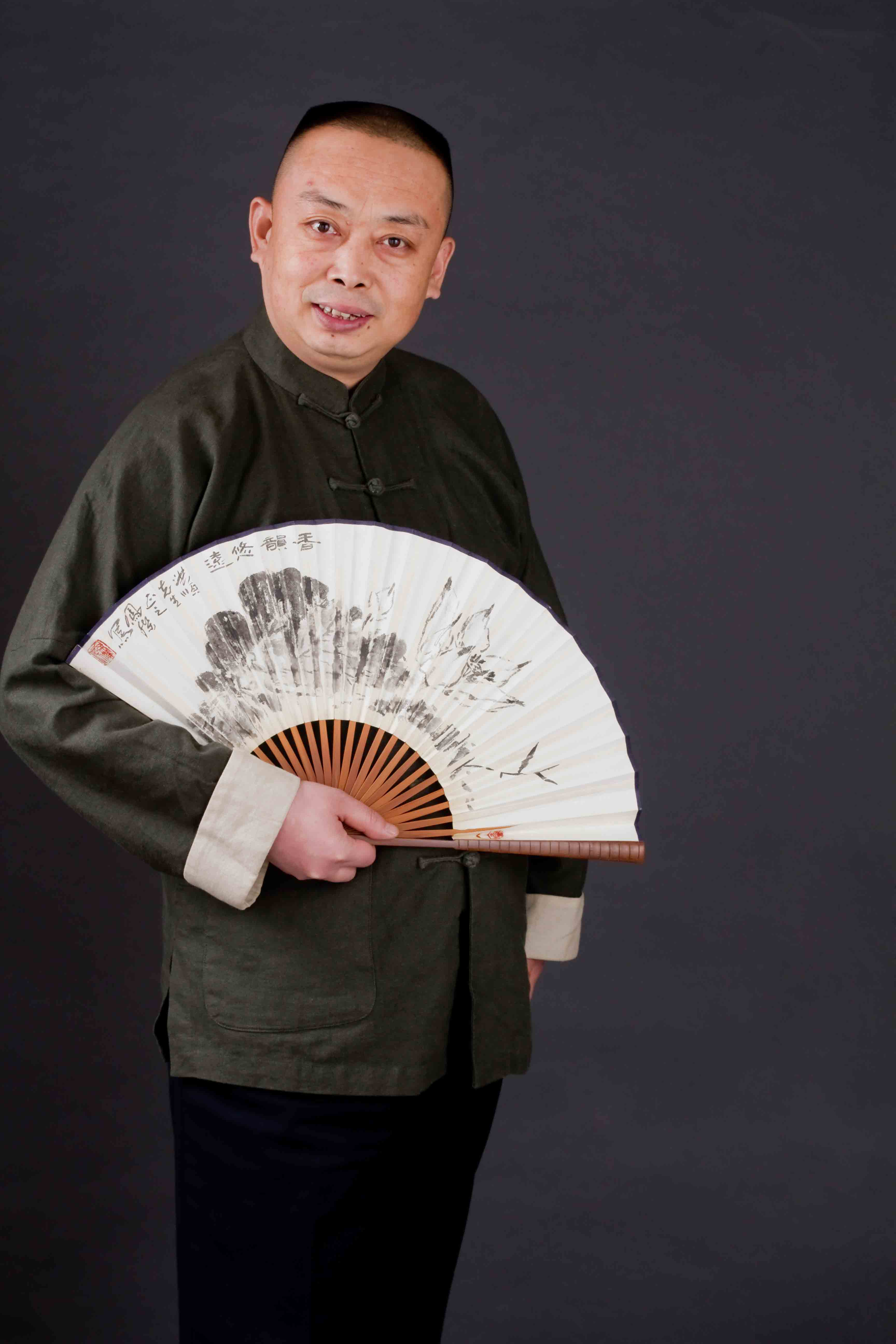 自幼喜欢中国传统文化,十三岁登台演出,受著名相声演员 a target="
