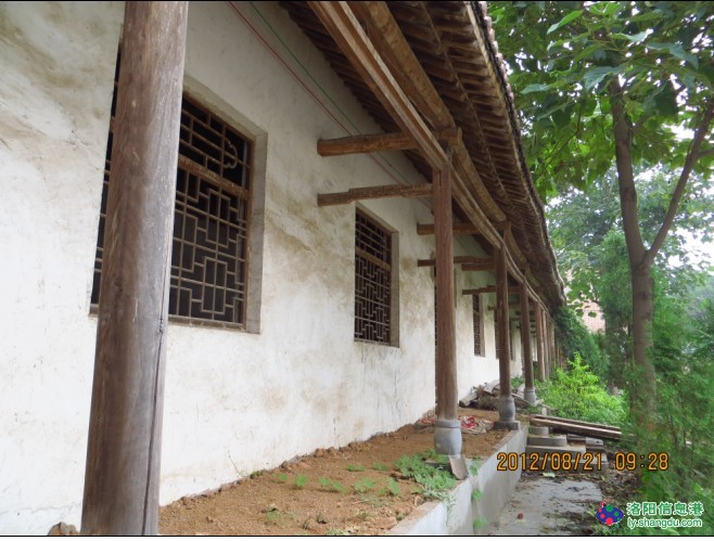 玉皇庙,坐落于偃师区顾县镇曲家寨村南的景山制高点上,位于嵩山到洛阳