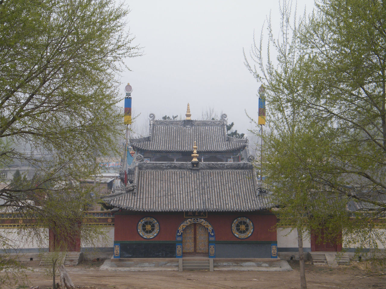寺址海拔2004公尺,气候清凉,寺外有清凉桥,遂以清凉著名.