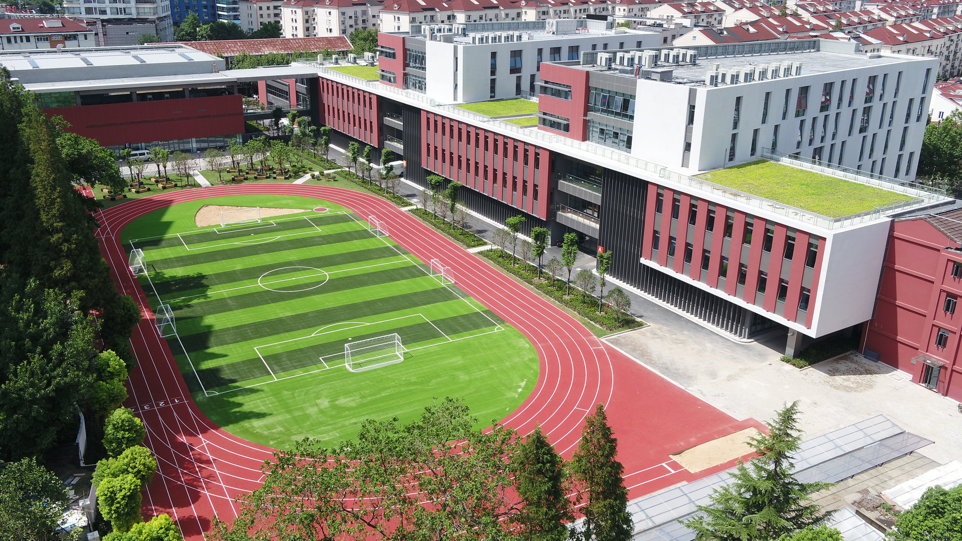 ">上海外国语大学附属外国语学校东校(简称上外附中东校)成立于2013年