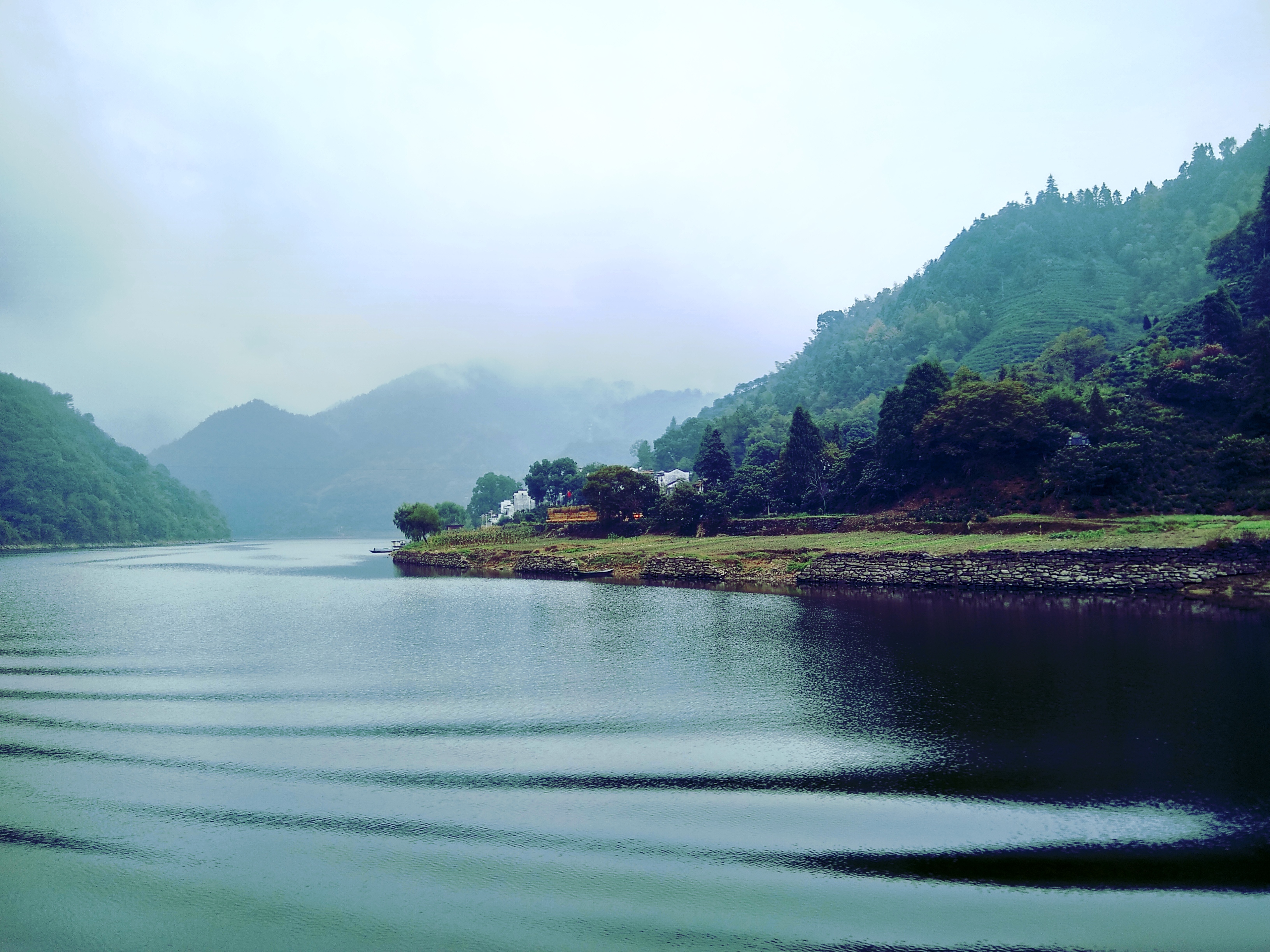  p>新安江山水画廊风景区位于安徽省 a target="_blank" href="/item