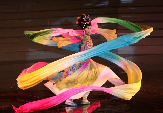  p>长袖舞属于古典舞种,以舞长袖为特征,舞人无所持,以手袖为威仪