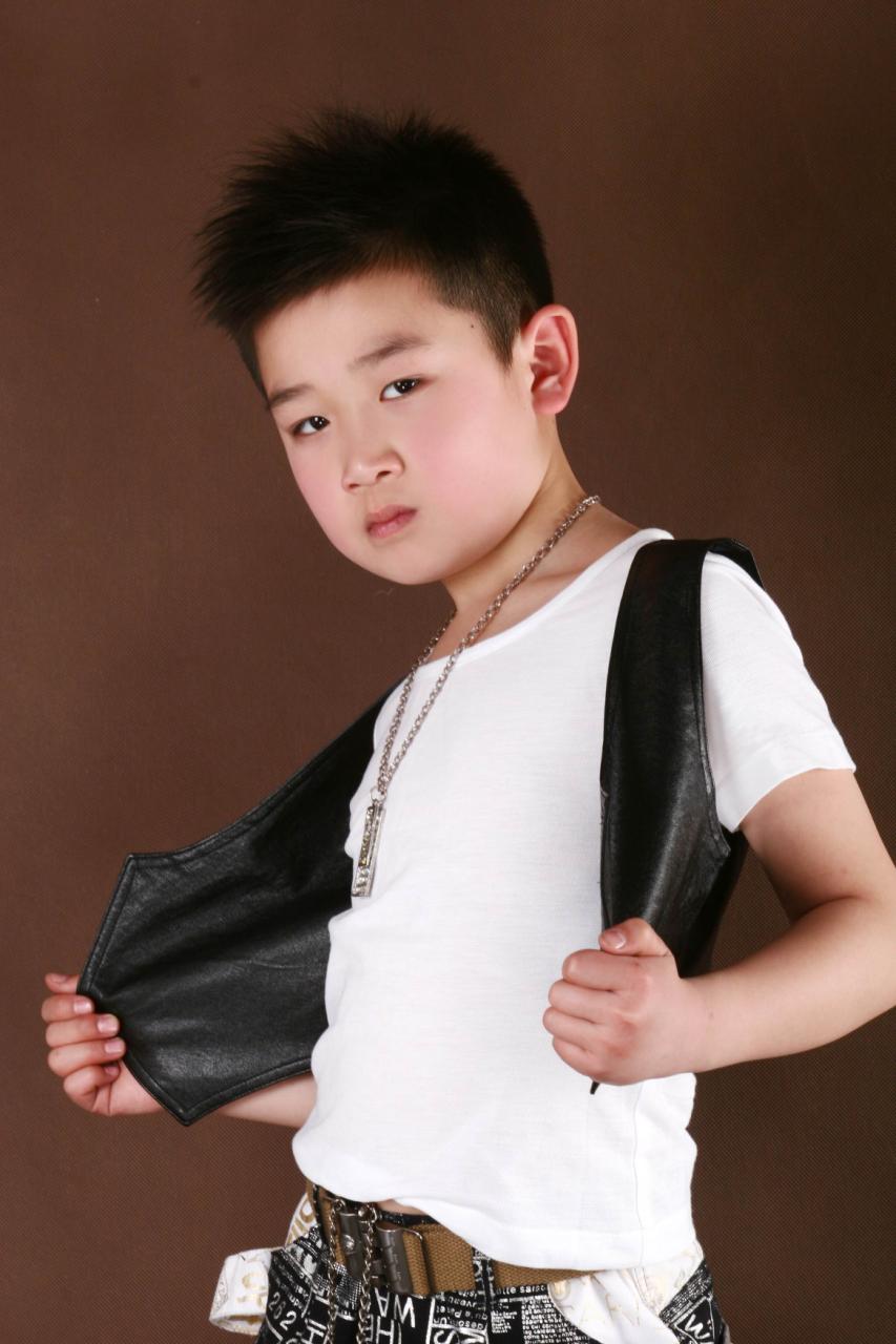  p>李泽熙,男,汉族,2000年1月1日出生于河南开封