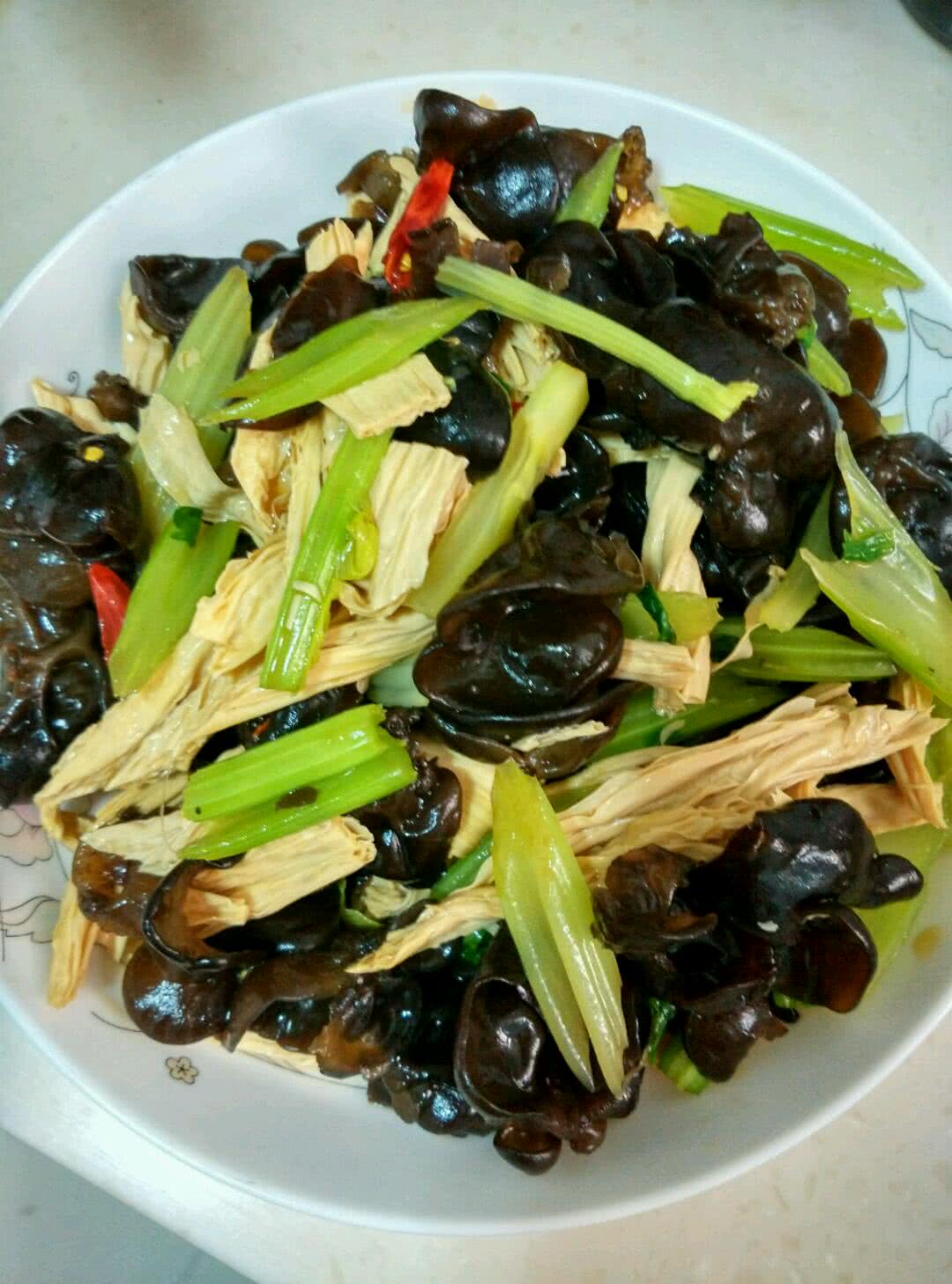 木耳腐竹拌菠菜