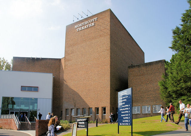  p>埃克塞特大学(university of exeter),又名埃克斯特大学,是一所