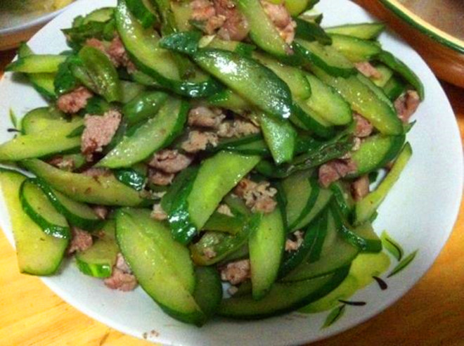  p data-id="gnbw7e37fv">黄瓜炒肉是一种中国的传统家常菜,所需食材