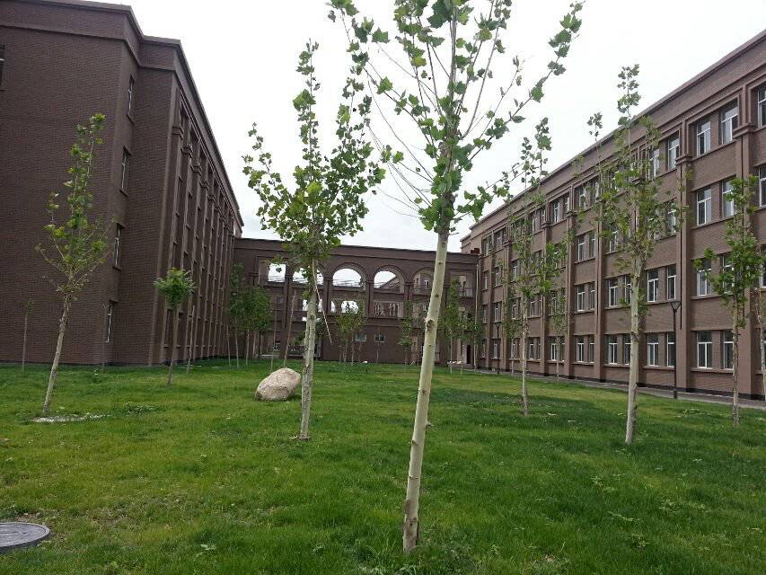 阿克苏市高级中学)创建于2013年,属杭州援建阿克苏市的一所公立高中