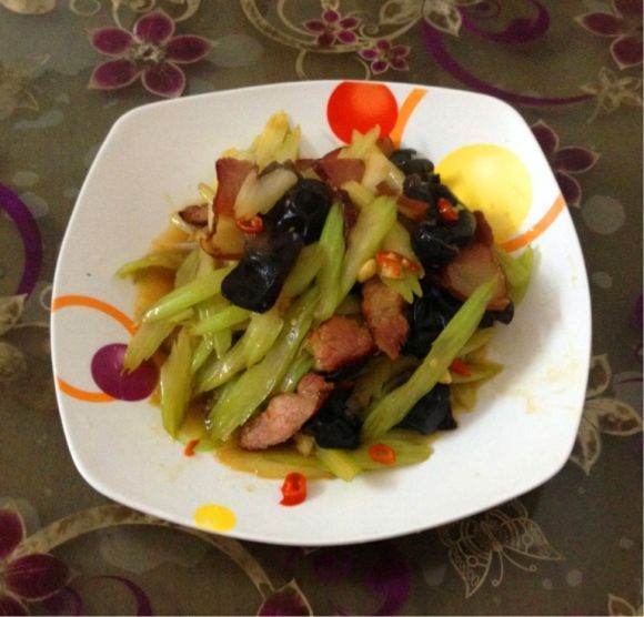 西芹木耳炒腊肉