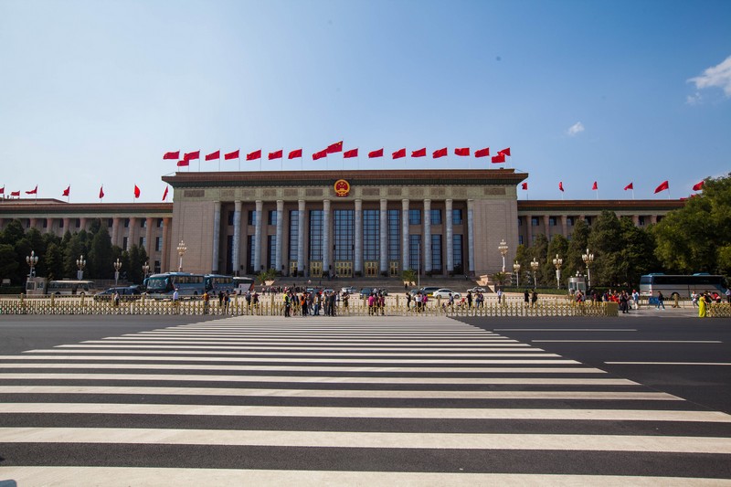  p>人民大会堂位于中国北京市天安门广场西侧,西长安街南侧.