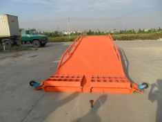 可牵引移动式登车桥