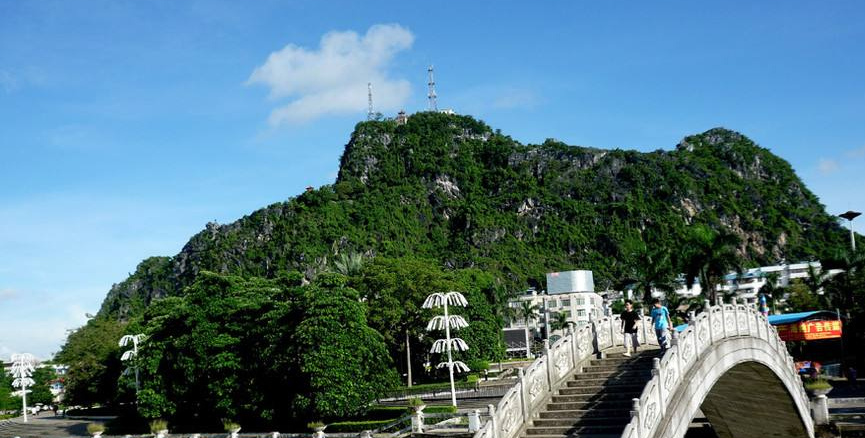 8jrt">六峰山位于 a target="_blank" href="/item/广西">广西 /a> a