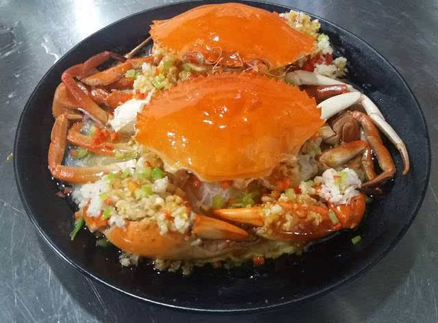  p data-id="gnvk7m3x7y">蒜蓉蒸蟹是一道美食,主要食材有螃蟹,蒜蓉