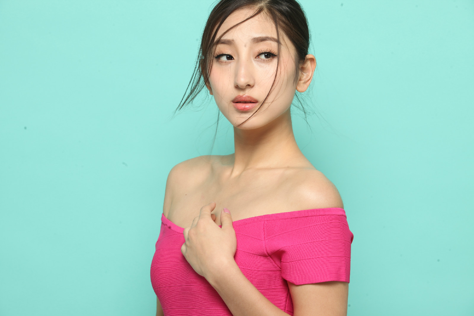  p data-id="gnyxx8kdj3">邵琨( i>艺名叮叮 /i>),汉族,山西太原人