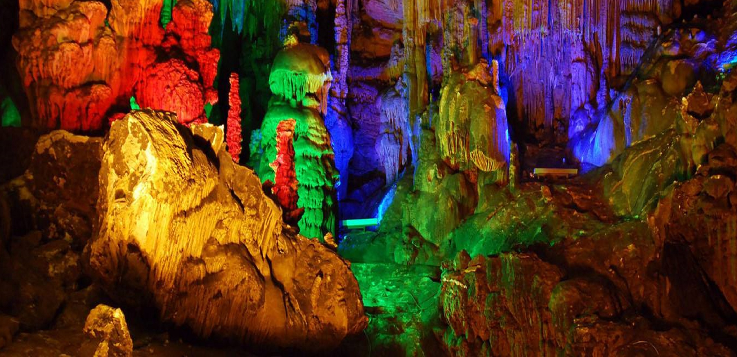  p>伊岭岩位于南宁市 a target="_blank" href="/item/武鸣区