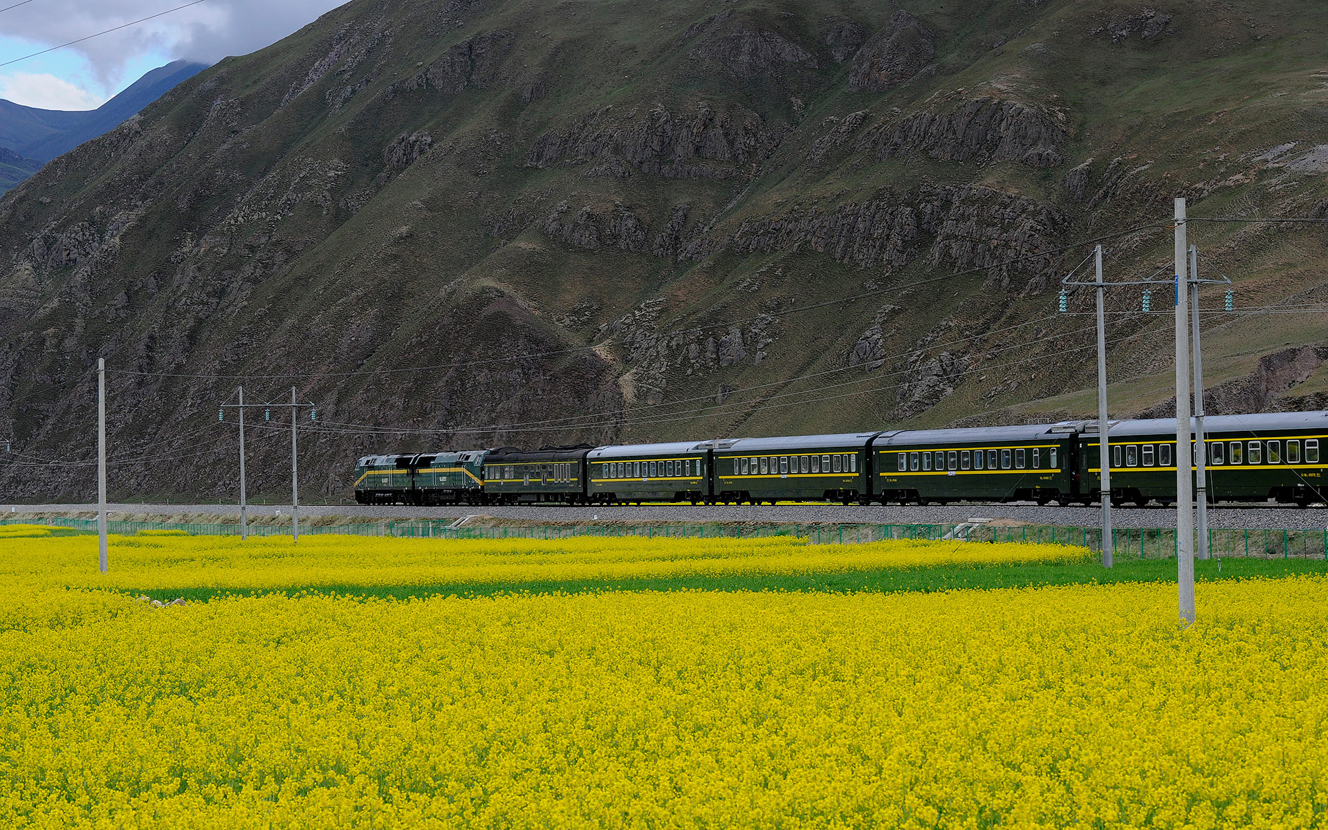  p>青藏铁路(英文名称:qinghai-tibet railway),简称青藏线,是一条