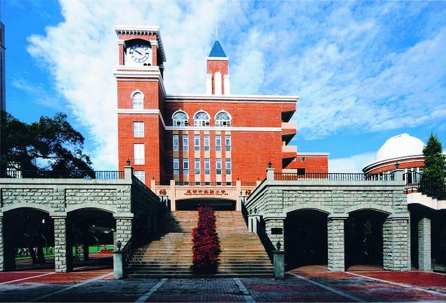  p>成都市实验小学校址位于成都市人民中路一段22号,是一所以"实验
