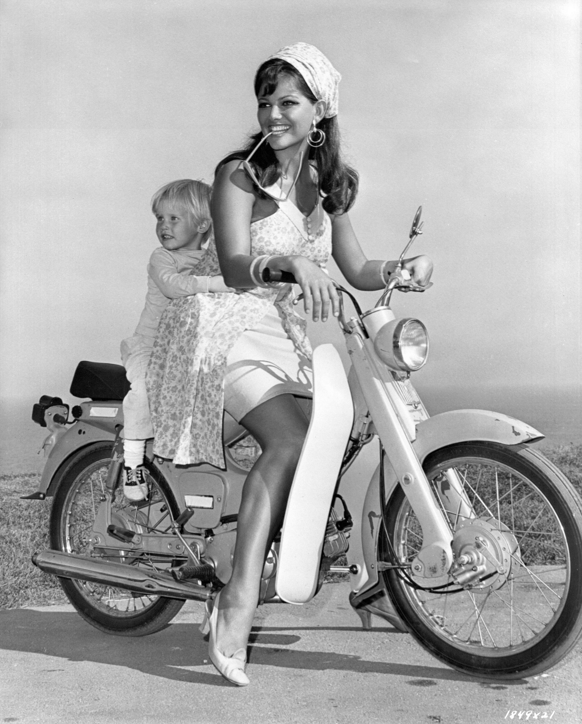 p>克劳迪娅·卡汀娜(claudia cardinale),昵称"cc",1938年4月15日