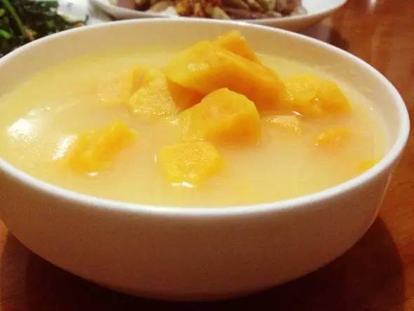  p>玉米面红薯粥是一道美味的菜肴. /p>