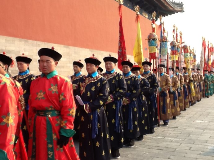 仪仗在西天门整装出发,由导象,宝象,车驾,乐队,禁军,八旗军,皇帝御前