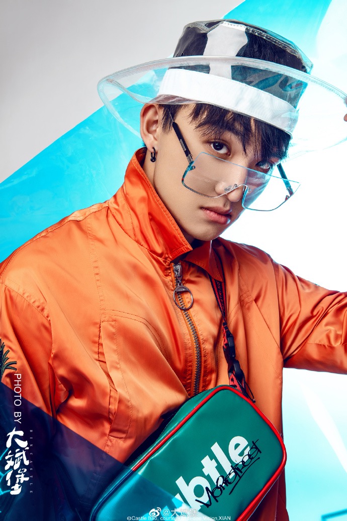  p>郑伟,2000年12月18日出生于北京市,中国内地影视男演员,就读于南京