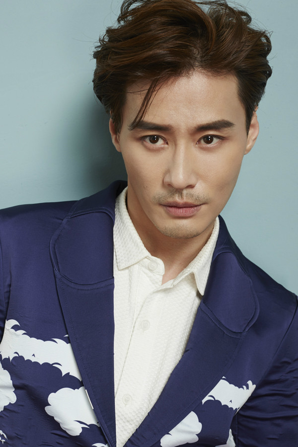  p data-id="gncoft38e8">程枫,原名程皓枫,1976年12月10日出生于上海