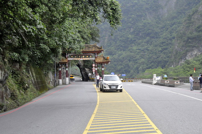  p>中横公路,全名东西横贯公路或中部横贯公路,简称中横,是台湾第一条