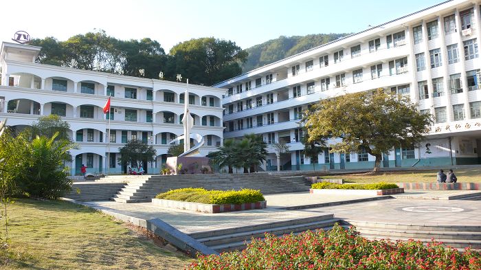 " data-lemmaid="718775">中学 /a>,1958年成立高中部,更名为政和一中