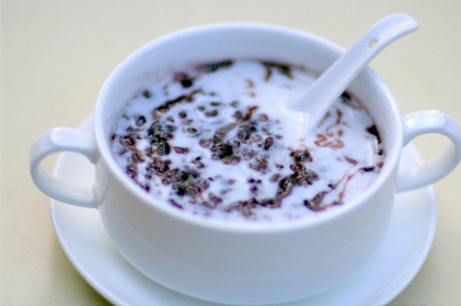 jv">椰汁紫米露是一道菜品,主料是紫糯米,冰糖,辅料是椰浆(椰汁),鲜奶